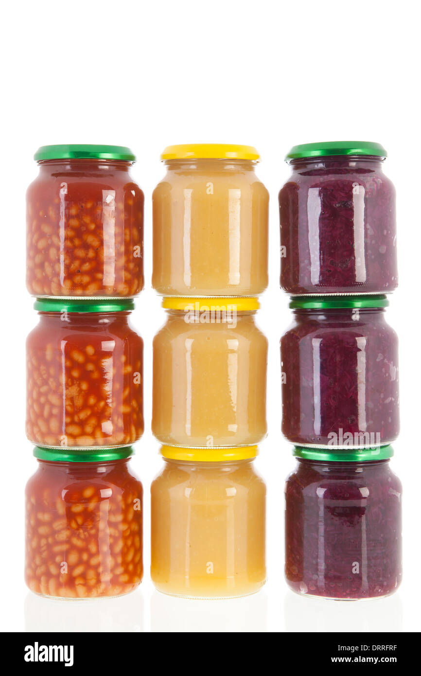 Pots de verre empilés avec des légumes en conserve plus isolé sur fond blanc Banque D'Images