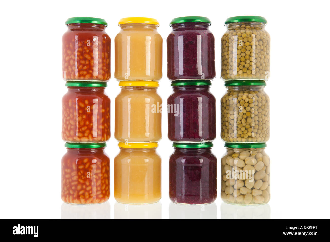 Pots en verre de rangs avec des légumes en conserve plus isolé sur fond blanc Banque D'Images