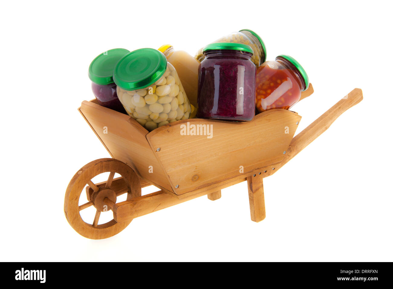 Brouette en bois plein avec des pots en verre des légumes en conserve Banque D'Images