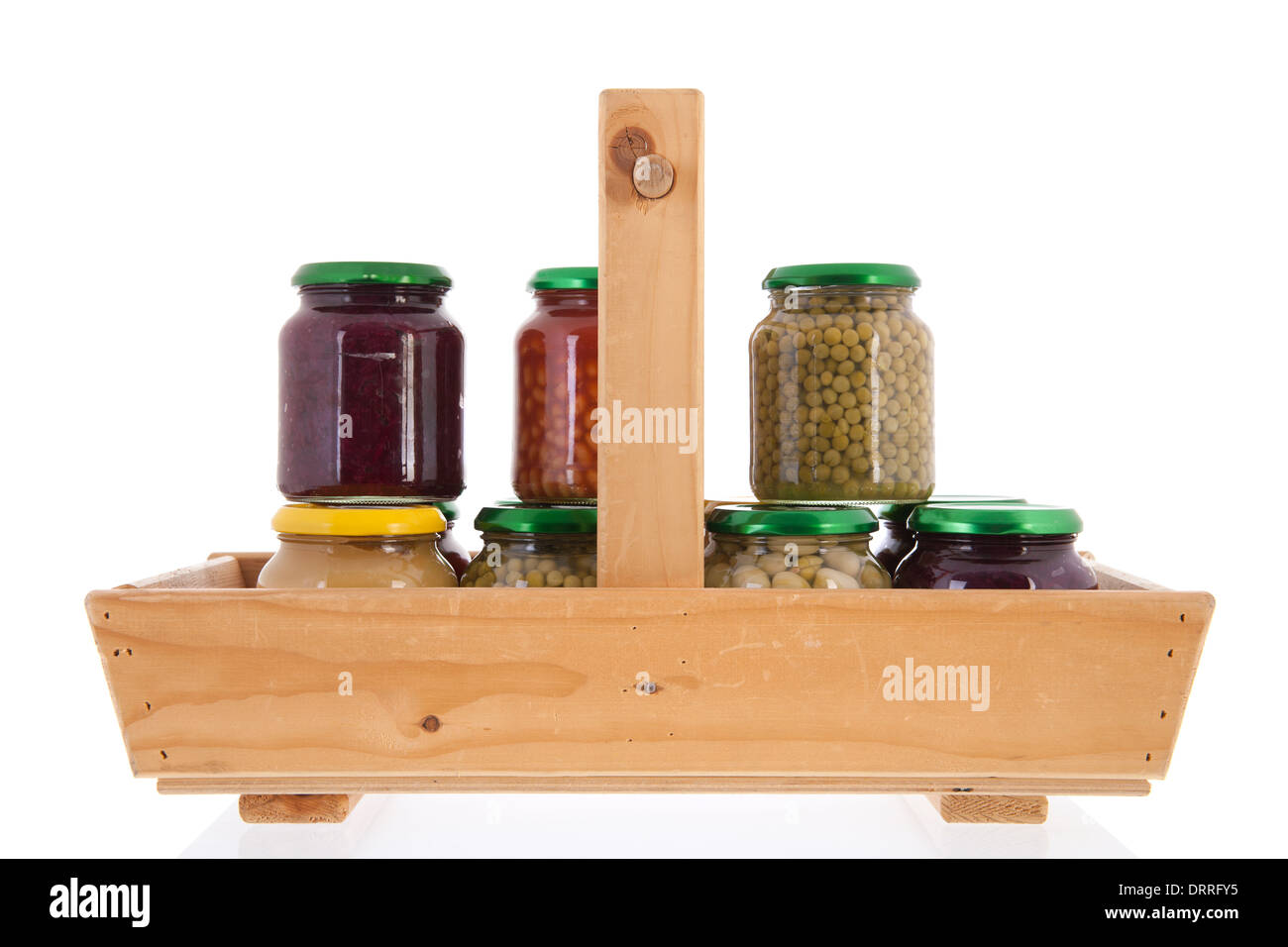 Panier en bois plein avec des pots en verre des légumes en conserve Banque D'Images