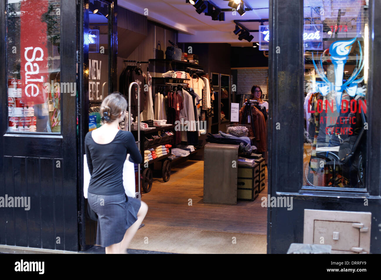 Les rues vides et les boutiques à l'extrémité ouest Banque D'Images