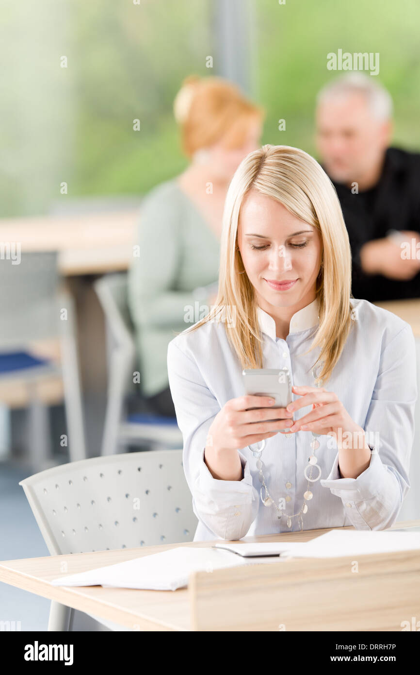 Jeune étudiant en commerce woman hold phone Banque D'Images