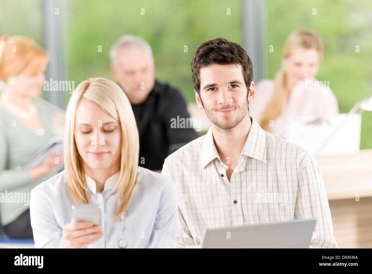Deux jeunes élèves businesspeople in office Banque D'Images