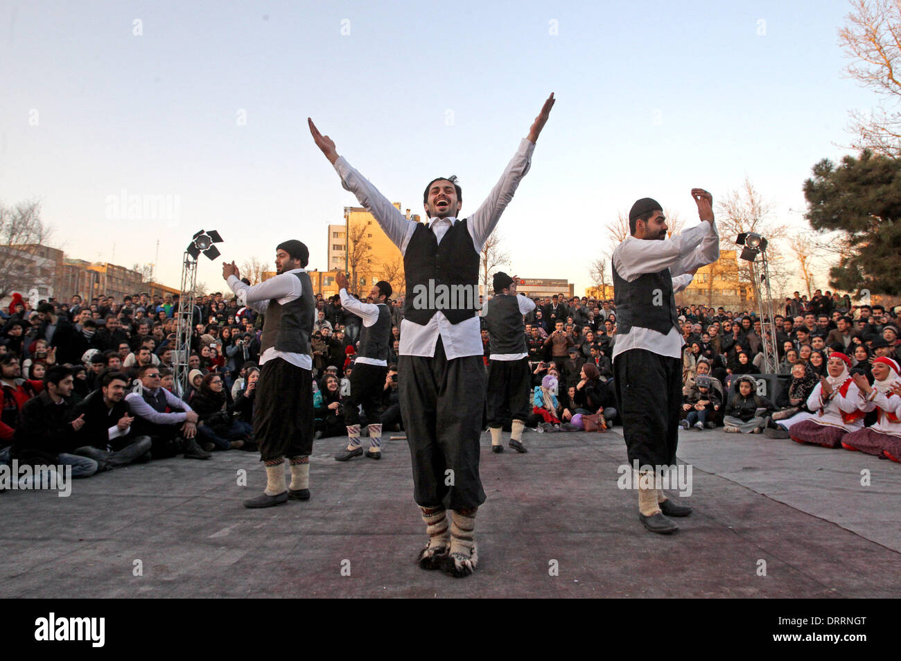 Téhéran, Iran. Jan 31, 2014. Acteurs iraniens effectuer lors de la dernière journée de Fajdr 32ème Festival International de Théâtre au centre-ville de Téhéran, capitale de l'Iran, le 31 janvier 2014. L'Iran détient le fajdr Festival International de Théâtre chaque année pour commémorer l'anniversaire de la révolution islamique de 1979. Credit : Ahmad Halabisaz/Xinhua/Alamy Live News Banque D'Images