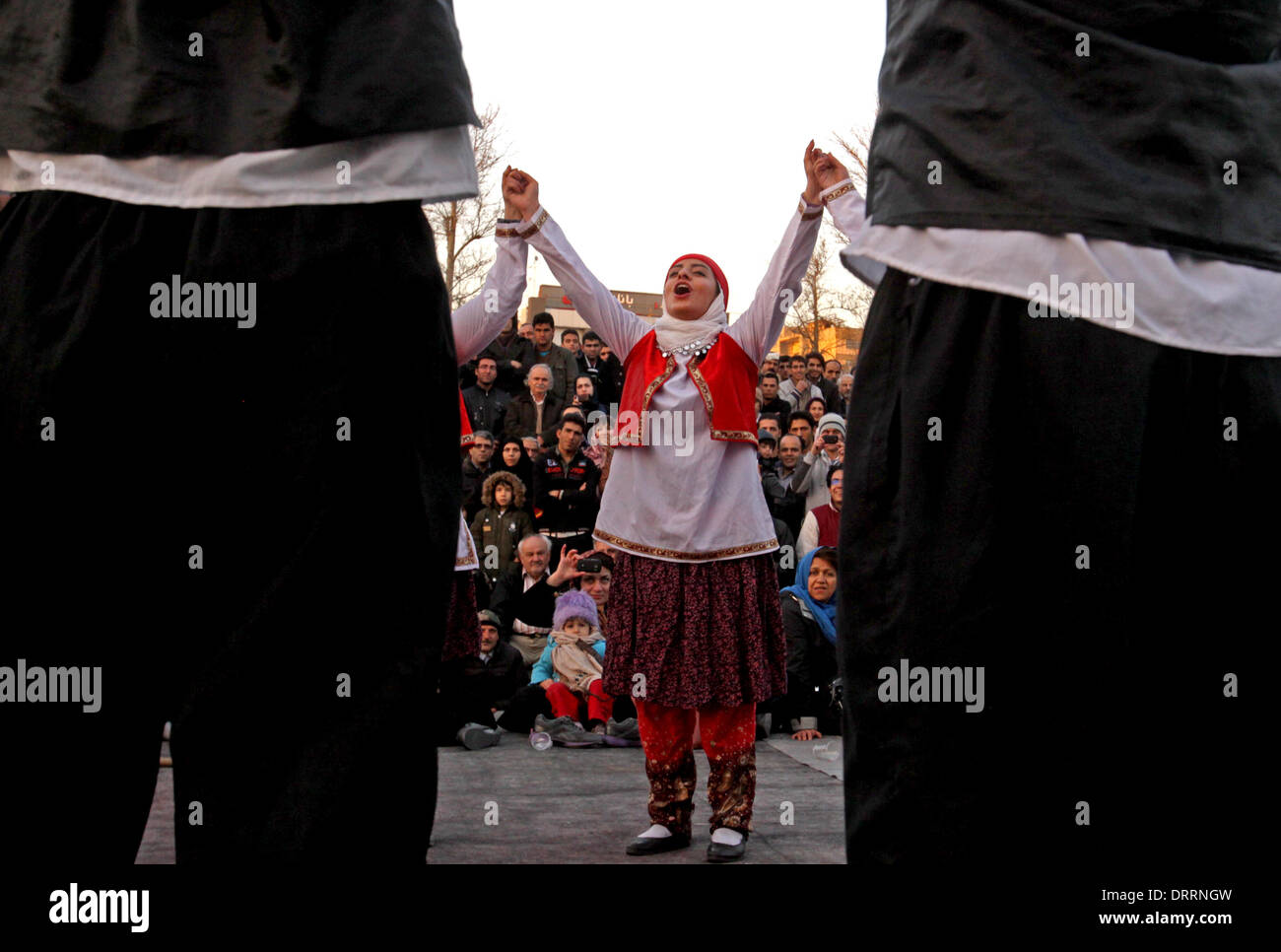 Téhéran, Iran. Jan 31, 2014. Actrices iraniennes effectuer lors de la dernière journée de Fajdr 32ème Festival International de Théâtre au centre-ville de Téhéran, capitale de l'Iran, le 31 janvier 2014. L'Iran détient le fajdr Festival International de Théâtre chaque année pour commémorer l'anniversaire de la révolution islamique de 1979. Credit : Ahmad Halabisaz/Xinhua/Alamy Live News Banque D'Images