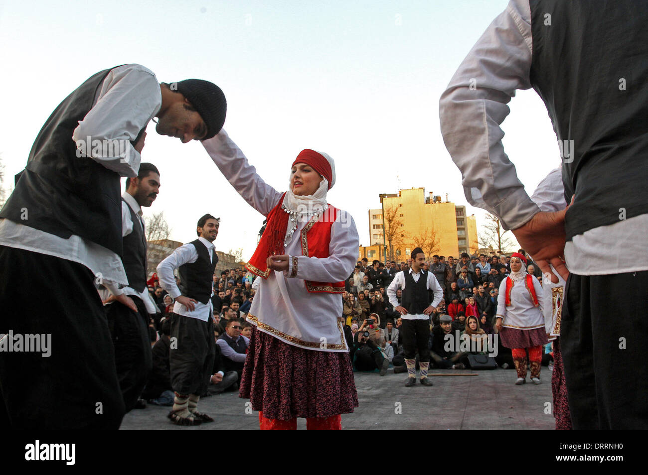 Téhéran, Iran. Jan 31, 2014. Actrices iraniennes effectuer lors de la dernière journée de Fajdr 32ème Festival International de Théâtre au centre-ville de Téhéran, capitale de l'Iran, le 31 janvier 2014. L'Iran détient le fajdr Festival International de Théâtre chaque année pour commémorer l'anniversaire de la révolution islamique de 1979. Credit : Ahmad Halabisaz/Xinhua/Alamy Live News Banque D'Images