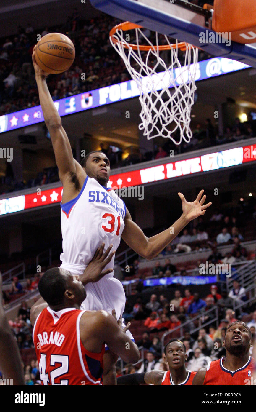 Philadelphie, Pennsylvanie, USA. Jan 31, 2014. Philadelphia 76ers shooting guard Hollis Thompson (31) monte pour la tourné comme il est souillée par Atlanta Hawks avant d'Elton Brand (42) au cours de la NBA match entre les Atlanta Hawks et les Philadelphia 76ers au Wells Fargo Center de Philadelphie, Pennsylvanie. Christopher (Szagola/Cal Sport Media) Credit : csm/Alamy Live News Banque D'Images