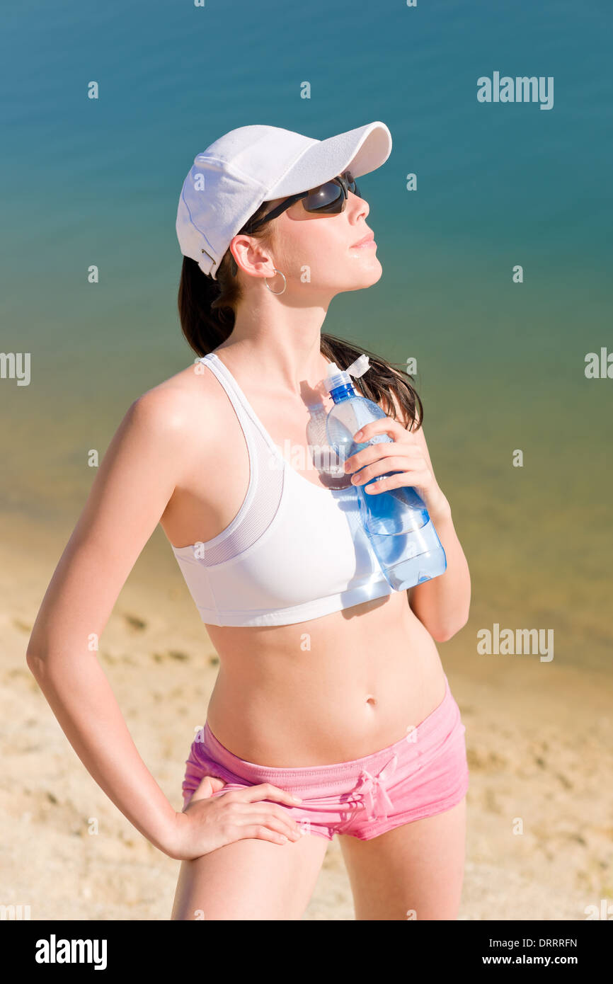 Sport d'été femme fit admirer le coucher du soleil Banque D'Images