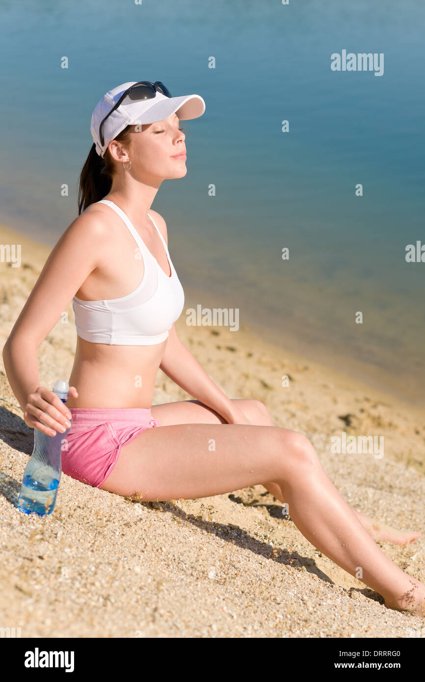 Sport d'été femme fit admirer le coucher du soleil Banque D'Images