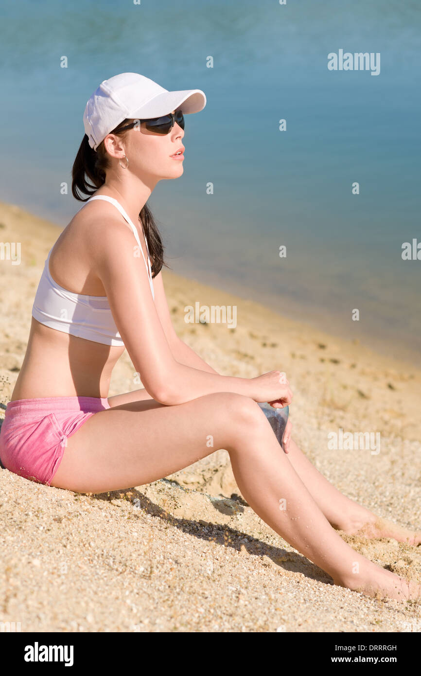 Sport d'été femme fit admirer le coucher du soleil Banque D'Images