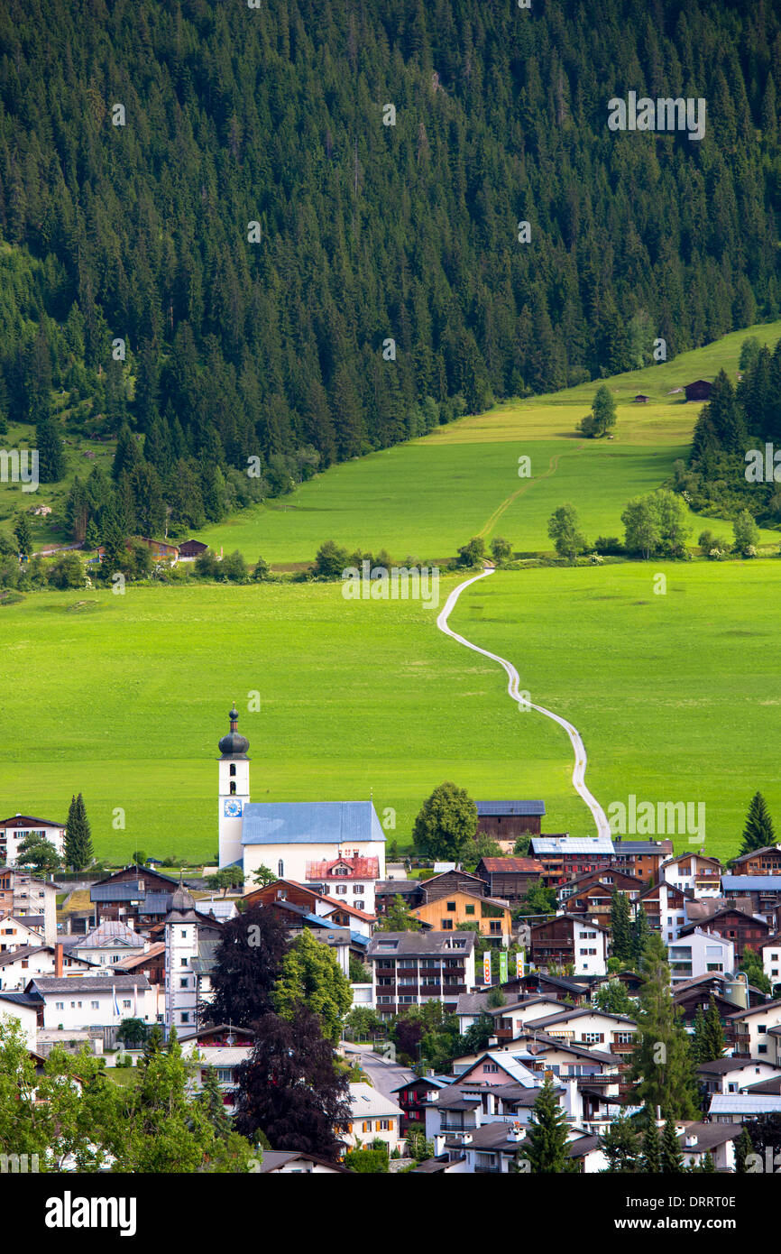 Scène suisse église et village de Flims dans le col de montagne dans la région de Grisons Suisse Banque D'Images