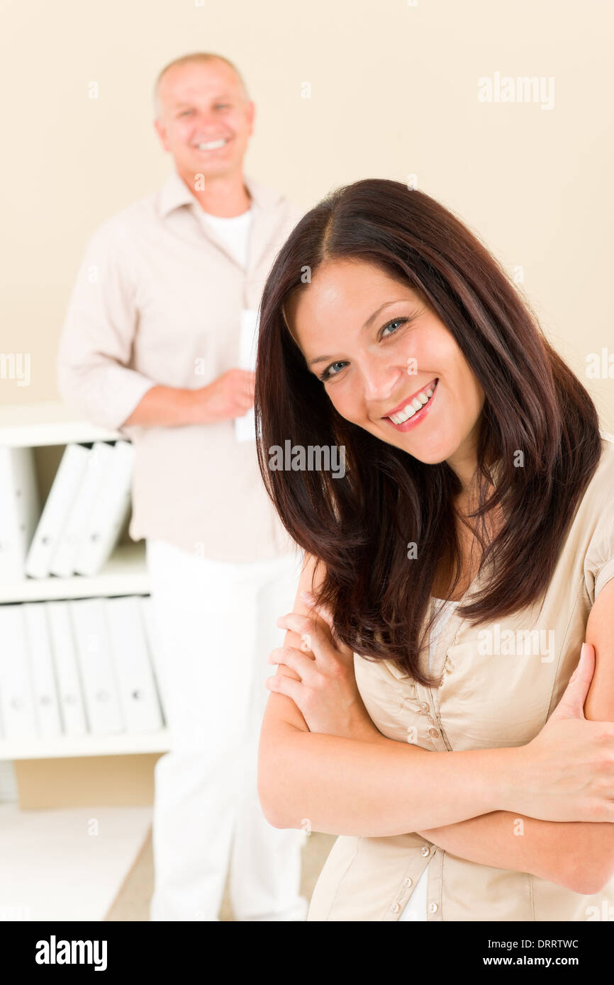 Casual businesswoman smiling bras croisés Banque D'Images