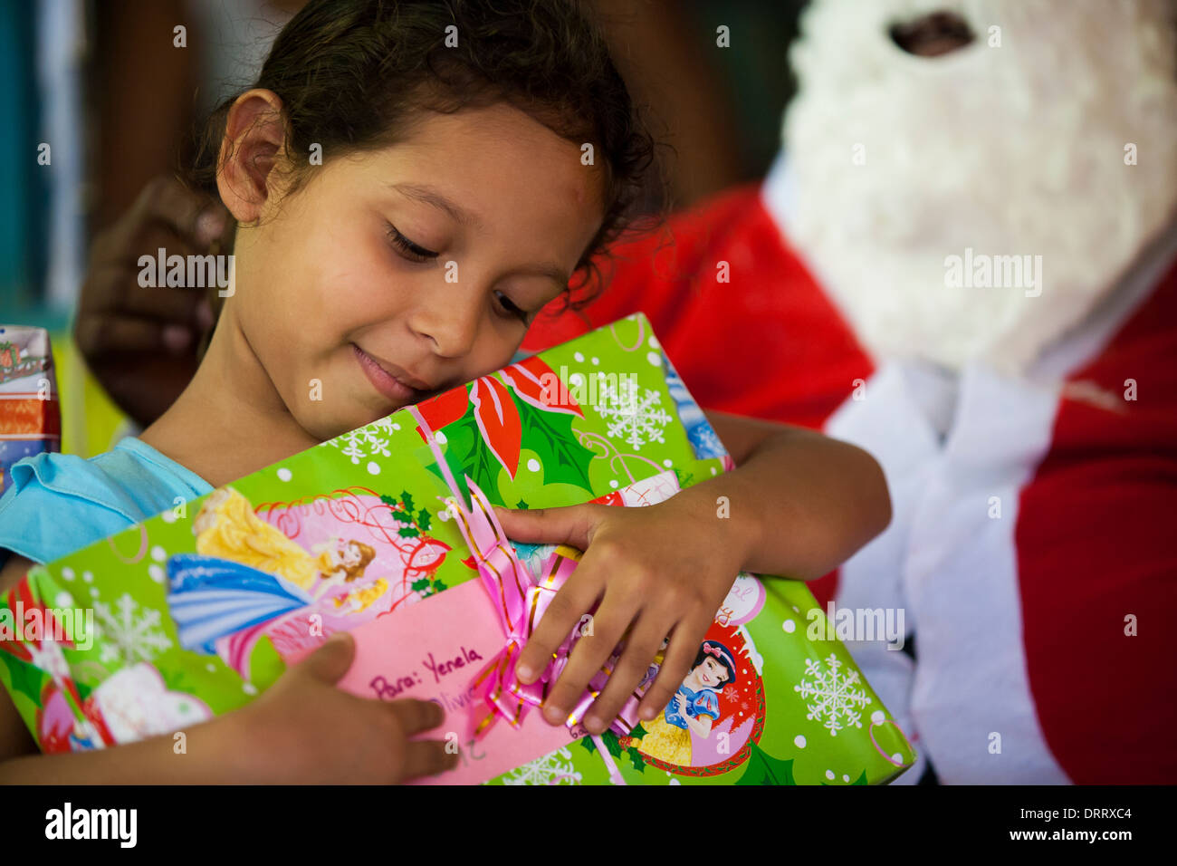 Un enfant pauvre reçoit un cadeau du père Noël offert par la communauté  locale et les entreprises au CEPIA dans Huacas, Costa Rica Photo Stock -  Alamy