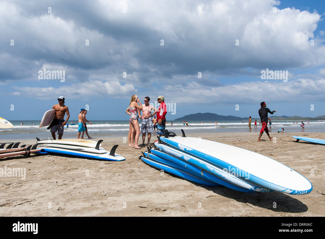 Les planches empilées sur la plage prêt pour une leçon de surf à une école de surf sur la plage de Playa Tamarindo en Guanacaste. Banque D'Images