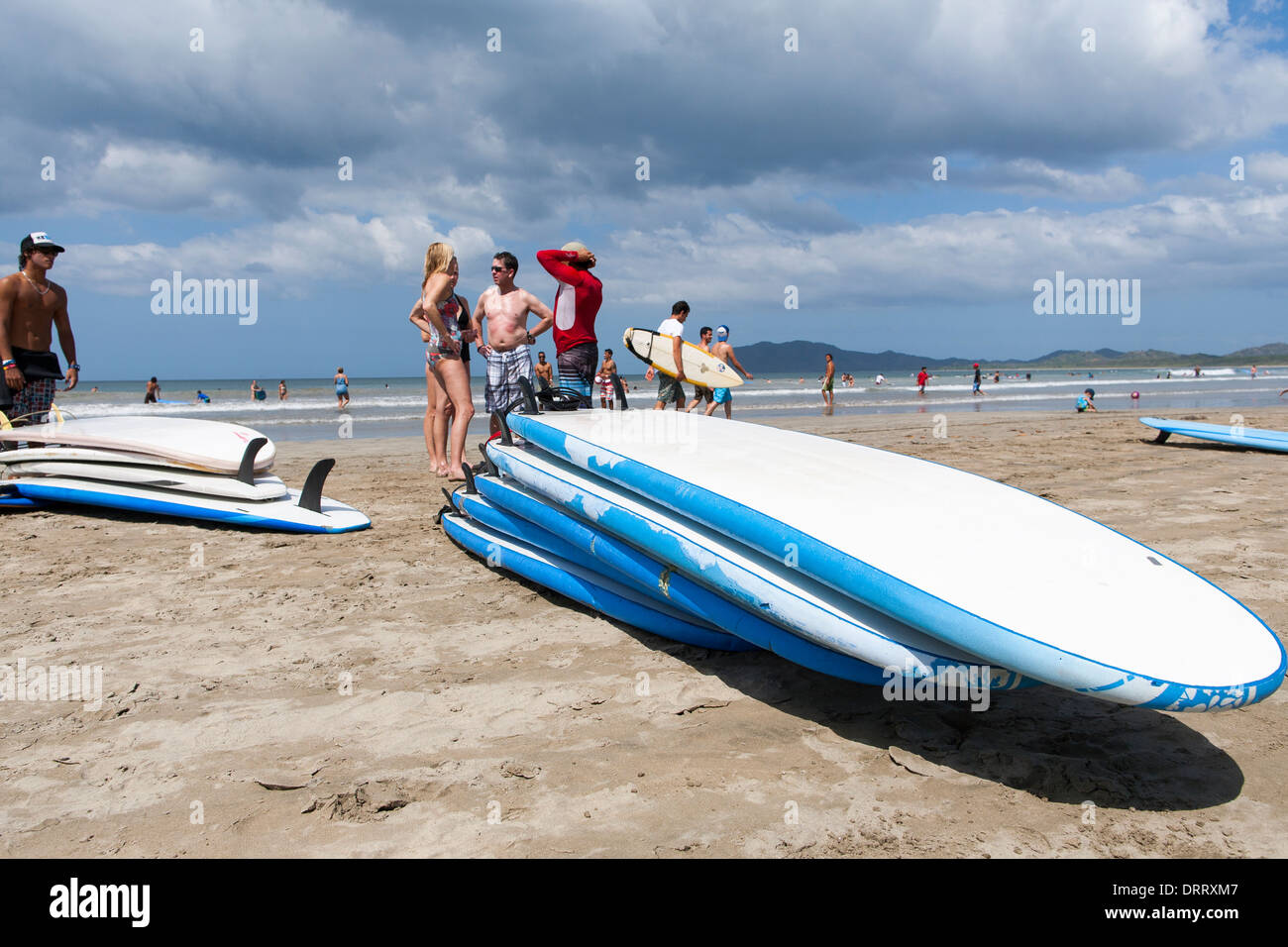 Les planches empilées sur la plage prêt pour une leçon de surf à une école de surf sur la plage de Playa Tamarindo en Guanacaste. Banque D'Images
