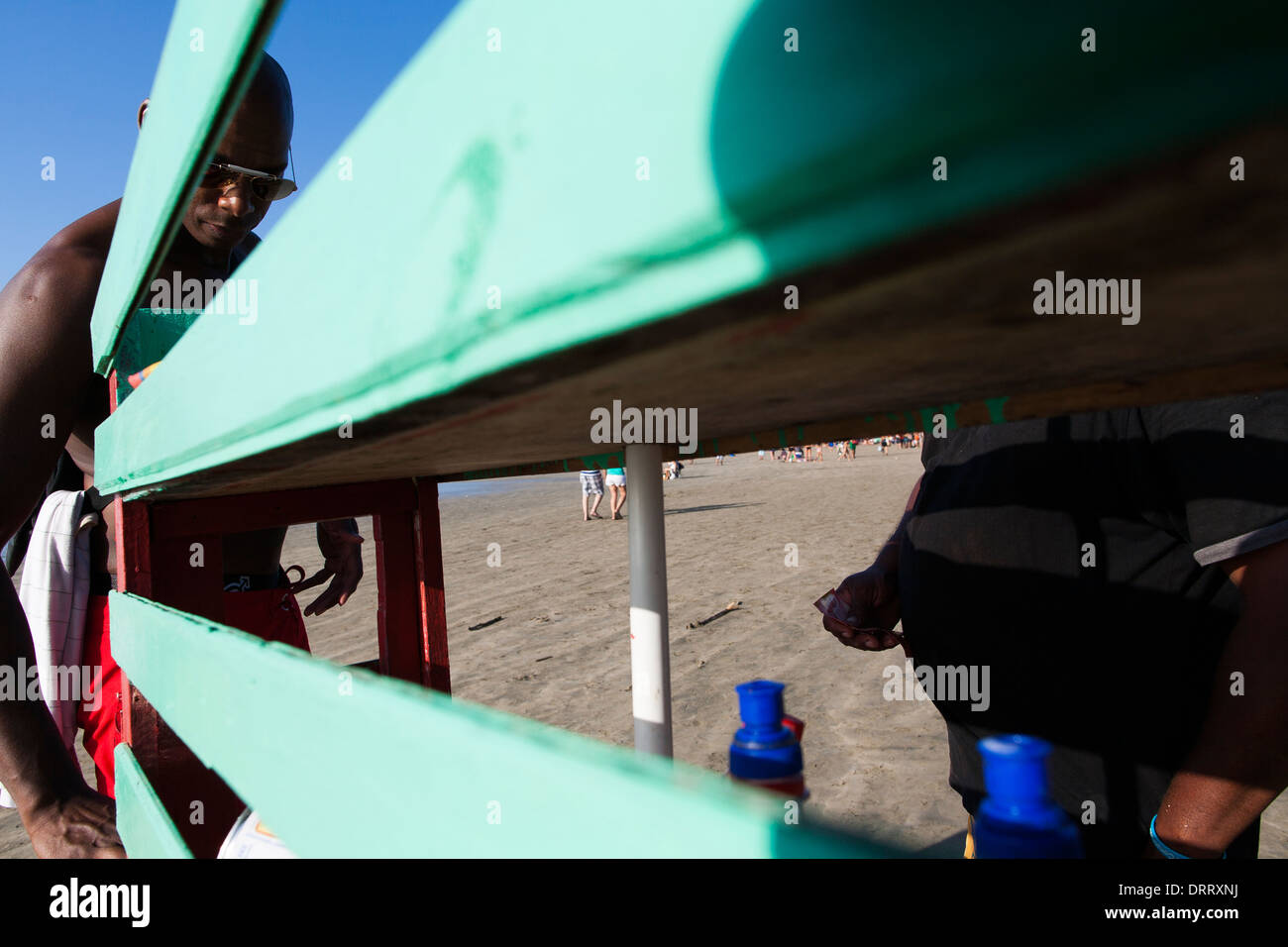 Un homme attend pour cool granizados traditionnelles locales un rafraîchissement à la plage de Playa Tamarindo au cours de Noël. Banque D'Images