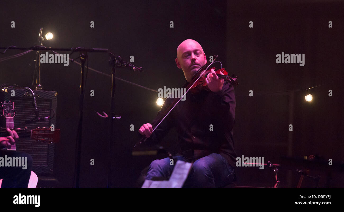 Glasgow, Ecosse, Royaume-Uni. 30Th Jan, 2014. Lau, groupe folk contemporain britannique, effectuée à l'hôtel de ville de Glasgow Celtic Connections 2014 o dans le cadre du lancement de Glasgow 2014 et la musique nouvelle biennale. Kris Drever (guitare, chant), Martin Green (accordéon), et Aiden O'Rourke (violon), a remporté le prix du meilleur groupe BBC FOLK AWARDS et est apparu sur la BBC TV show Jools Holland. Crédit : Pauline Keightley/Alamy Live News Banque D'Images