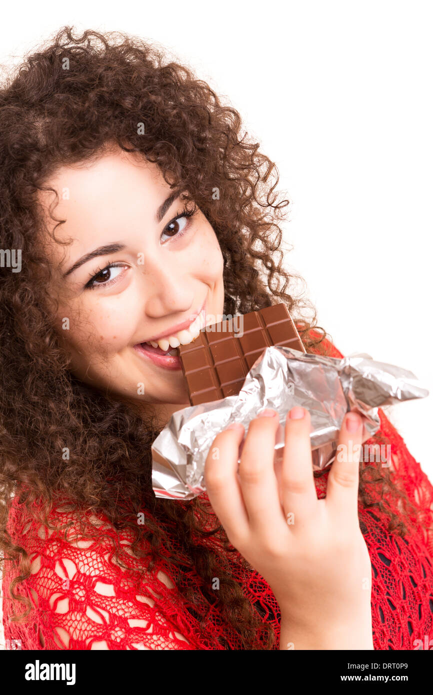 Belle jeune femme de manger une barre de chocolat Banque D'Images