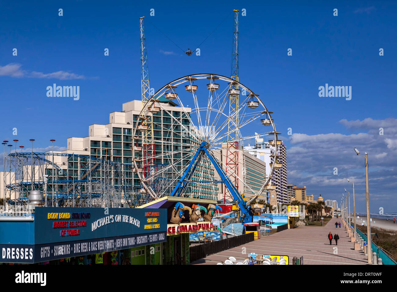 Grande roue et montagnes russes dans le Daytona Beach Boardwalk amusement park sur la plage. Banque D'Images