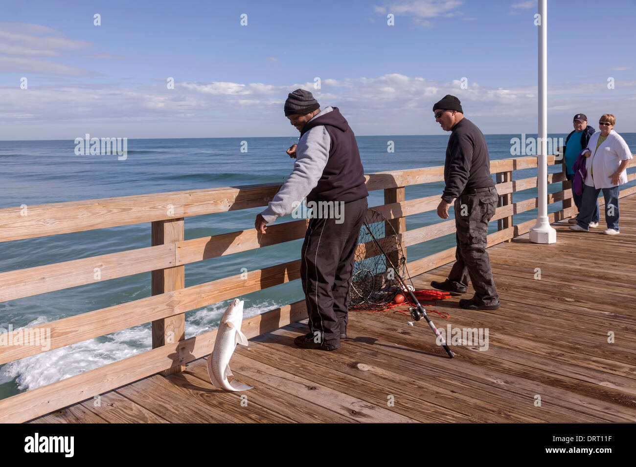 Pêcheur sur la jetée de pêche de Daytona Beach en utilisant les prises de sébaste grand Ugly Stik de tige et de bobine. Banque D'Images