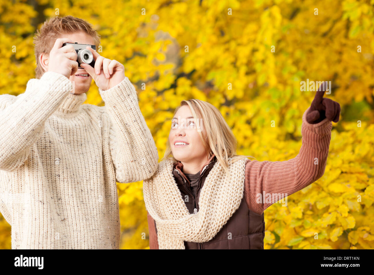 Couple d'automne prendre photo camera in park Banque D'Images