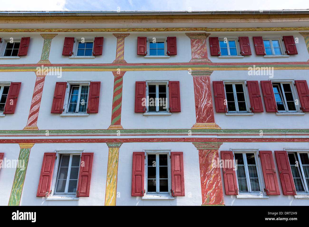 Chasa Flurina en effet l'art de mur dans la vallée de l'Engadine village de Lavin, Suisse Banque D'Images