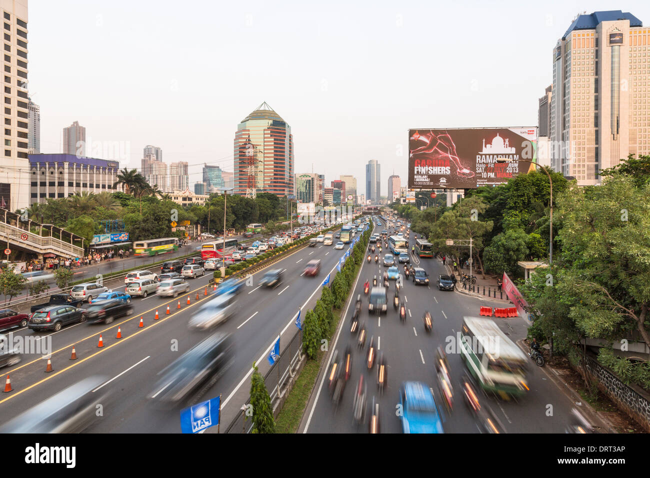 Le trafic le long de l'Gatot Subroto, la route principale dans le centre de Jakarta, Indonésie Banque D'Images