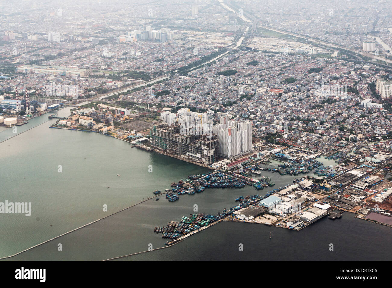 Vue aérienne de la Pluit zone avec le port de Muara Angke sur la droite de la photo, Jakarta, Indonésie Banque D'Images