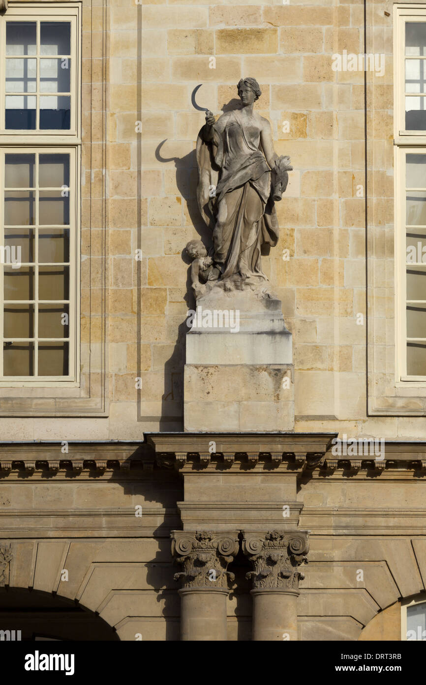 'Summer' - l'une des quatre saisons des statues (des copies) par Robert Le Lorrain (1666 - 1743) à l'hôtel de Soubise, Paris, France Banque D'Images