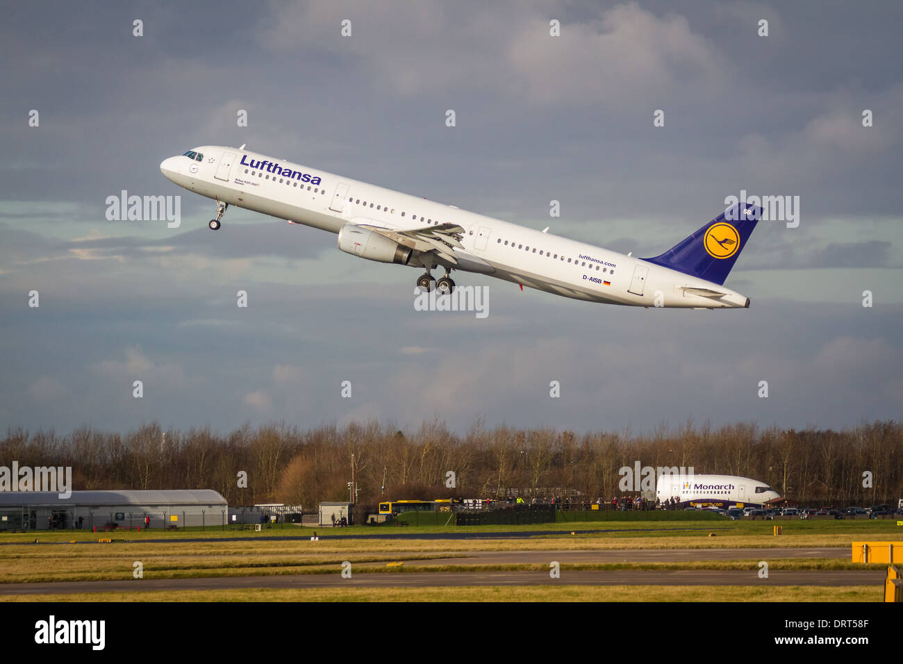 Lufthansa Airbus A321-231 D-AISB décollant de l'aéroport de Manchester Banque D'Images