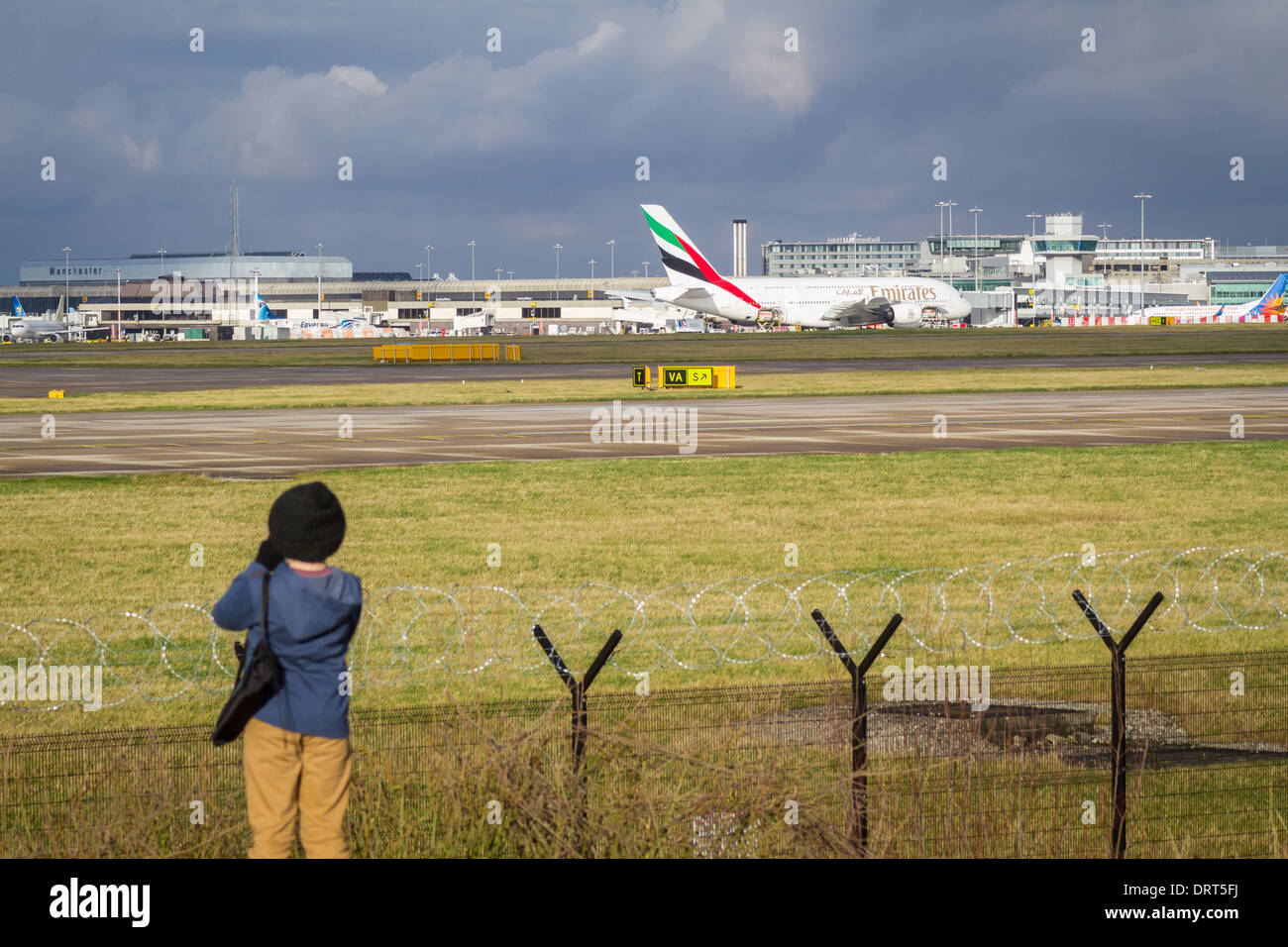 Jeune garçon regardant les avions à l'aéroport de Manchester Banque D'Images