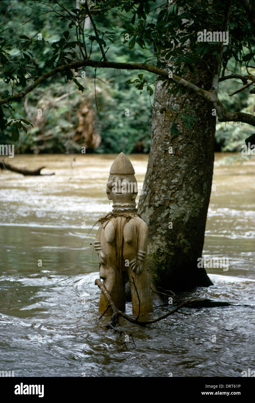 Osogbo Nigeria bosquet sacré Osun-Osogbo considérée comme la déesse des sculptures et oeuvres d'Osun demeure sont en l'honneur d'Osun et autres divinités Statue de la Déesse de la rivière Osun Oshun La déesse est un Orisha Mère de poissons d'eau douce, d'oiseaux, l'amour et la fertilité Site du patrimoine mondial de l'UNESCO Banque D'Images