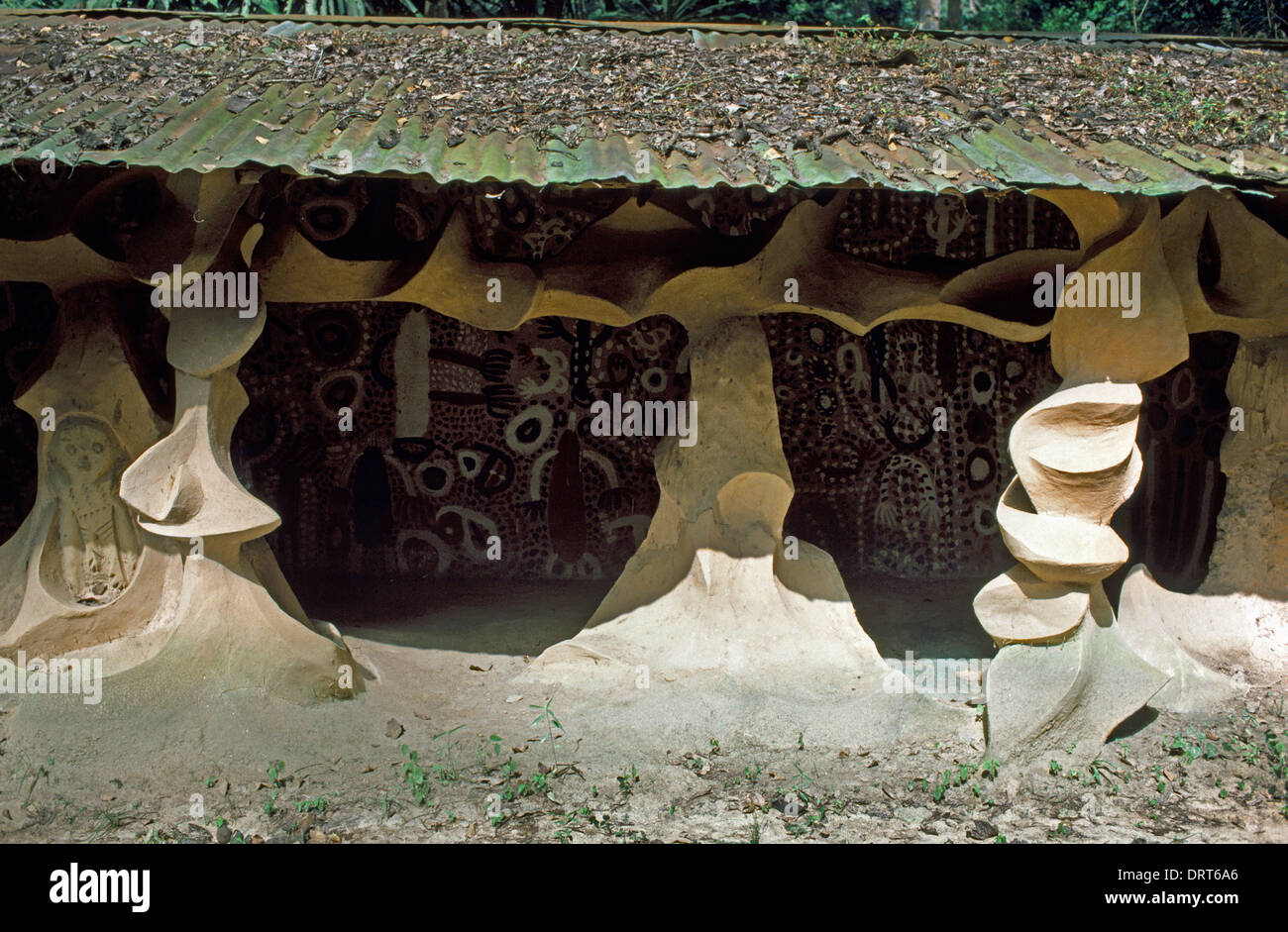 Osogbo Nigeria bosquet sacré Osun-Osogbo considérée comme la déesse des sculptures et oeuvres d'Osun demeure sont en l'honneur d'Osun et autres divinités Ojubo culte Site du patrimoine mondial de l'UNESCO Banque D'Images