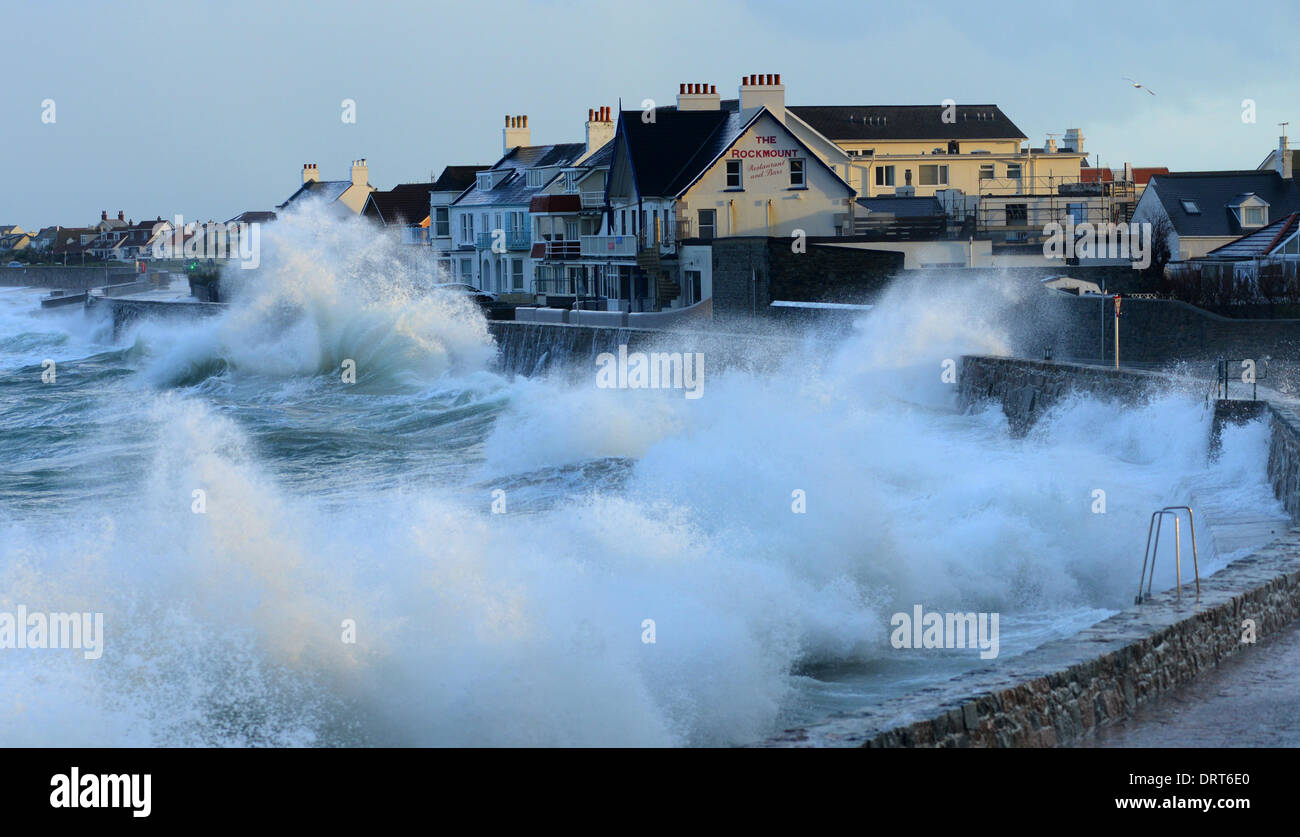 Cobo Bay, Guernsey, Channel Islands. 1er février 2014. Avertissements d'inondations sont en place pour la côte ouest de Guernesey et les régions basses de l'île aussi répandue gales combinée à de hautes marées exceptionnellement porter le risque d'inondation. Hôtels sur la côte Ouest se préparent pour le pire après des conditions similaires a causé de graves dommages en janvier. Crédit Photo Credit : Robert Smith/Alamy Live News Banque D'Images