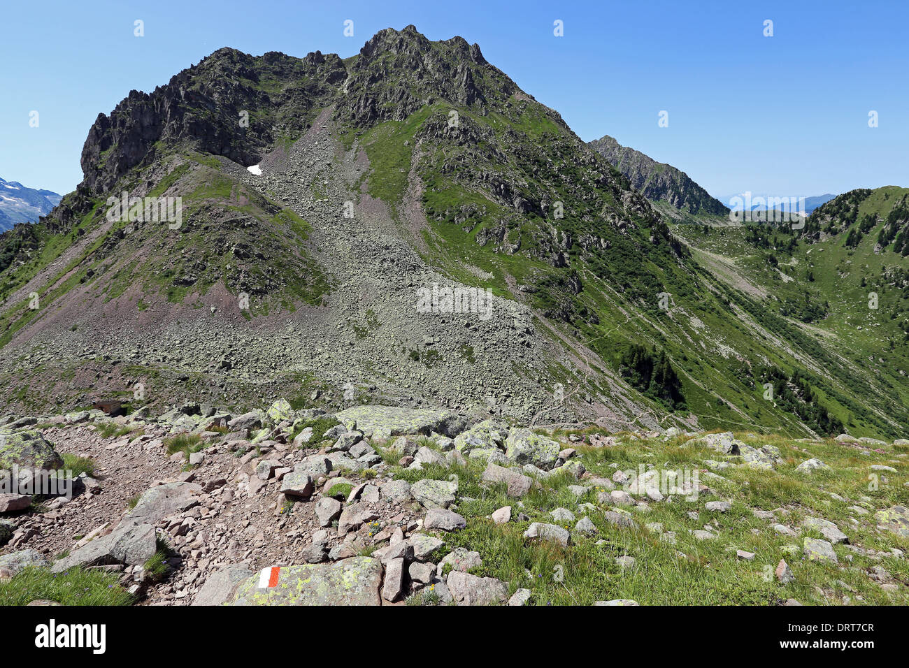 Pic Valmaggiore. Roches porphyriques. Le groupe de montagnes Lagorai. Trentino. Alpes italiennes. Europe. Banque D'Images