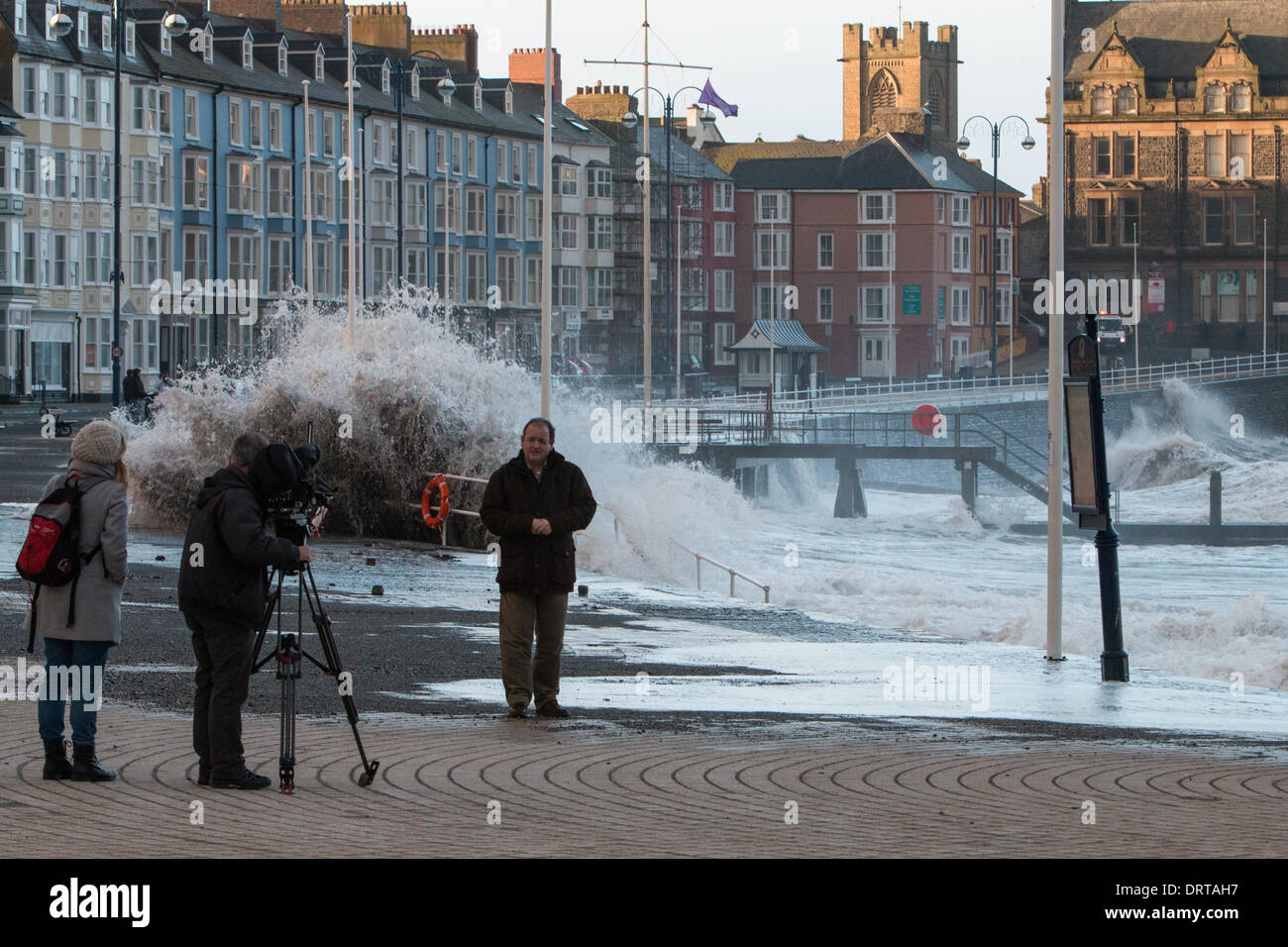 Aberystwyth, Pays de Galles, Royaume-Uni. 06Th Feb 2014. Les équipes de télévision News descendre sur l'Aberystwyth tempête approche. Crédit : Jon Freeman/Alamy Live News Banque D'Images