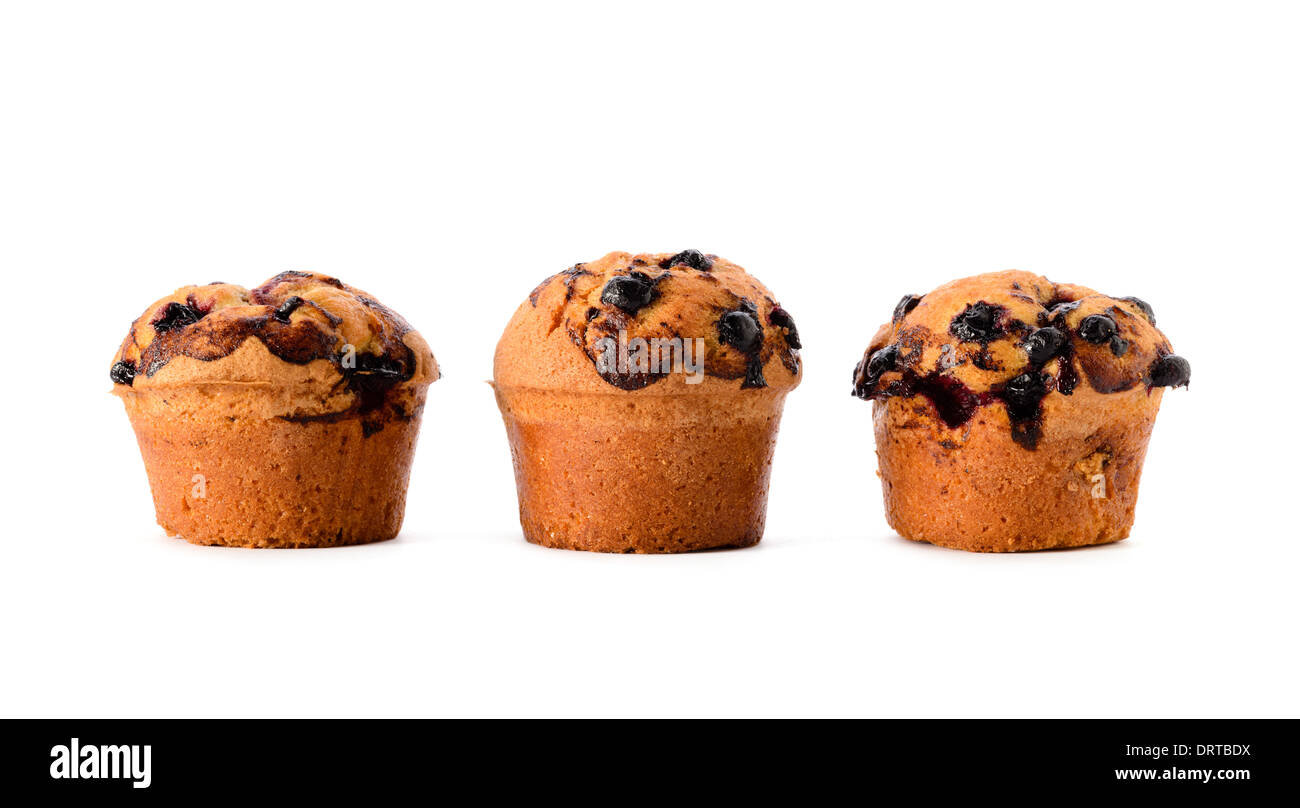Du pain et de la boulangerie : groupe de cassis frais muffins, isolé sur fond blanc Banque D'Images