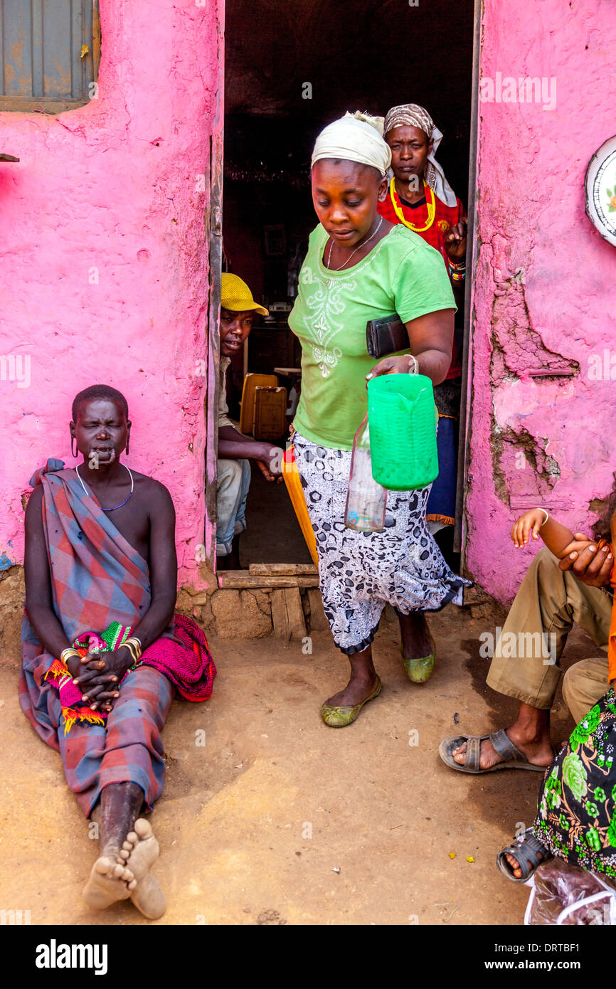 Morsi femme assise à l'extérieur d'une maison, Jinka, vallée de l'Omo, Ethiopie Banque D'Images