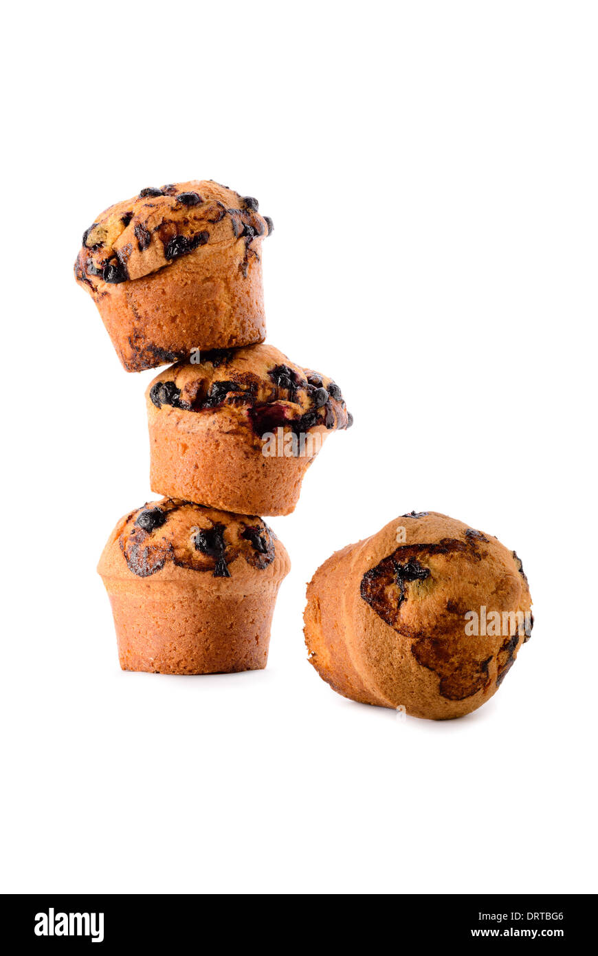 Du pain et de la boulangerie : groupe de cassis frais muffins, disposées en pile instable, isolé sur fond blanc Banque D'Images
