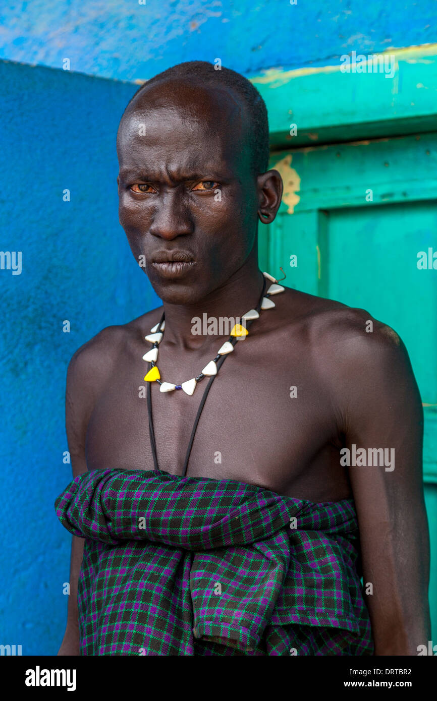 Portrait d'un homme de la tribu Mursi, Jinka, vallée de l'Omo, Ethiopie Banque D'Images