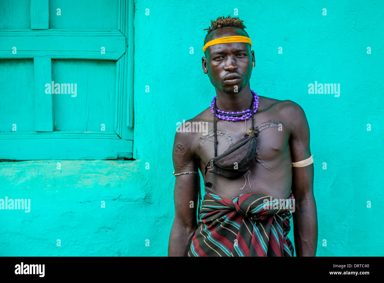 Portrait d'un homme de la tribu Mursi, Jinka, vallée de l'Omo, Ethiopie Banque D'Images