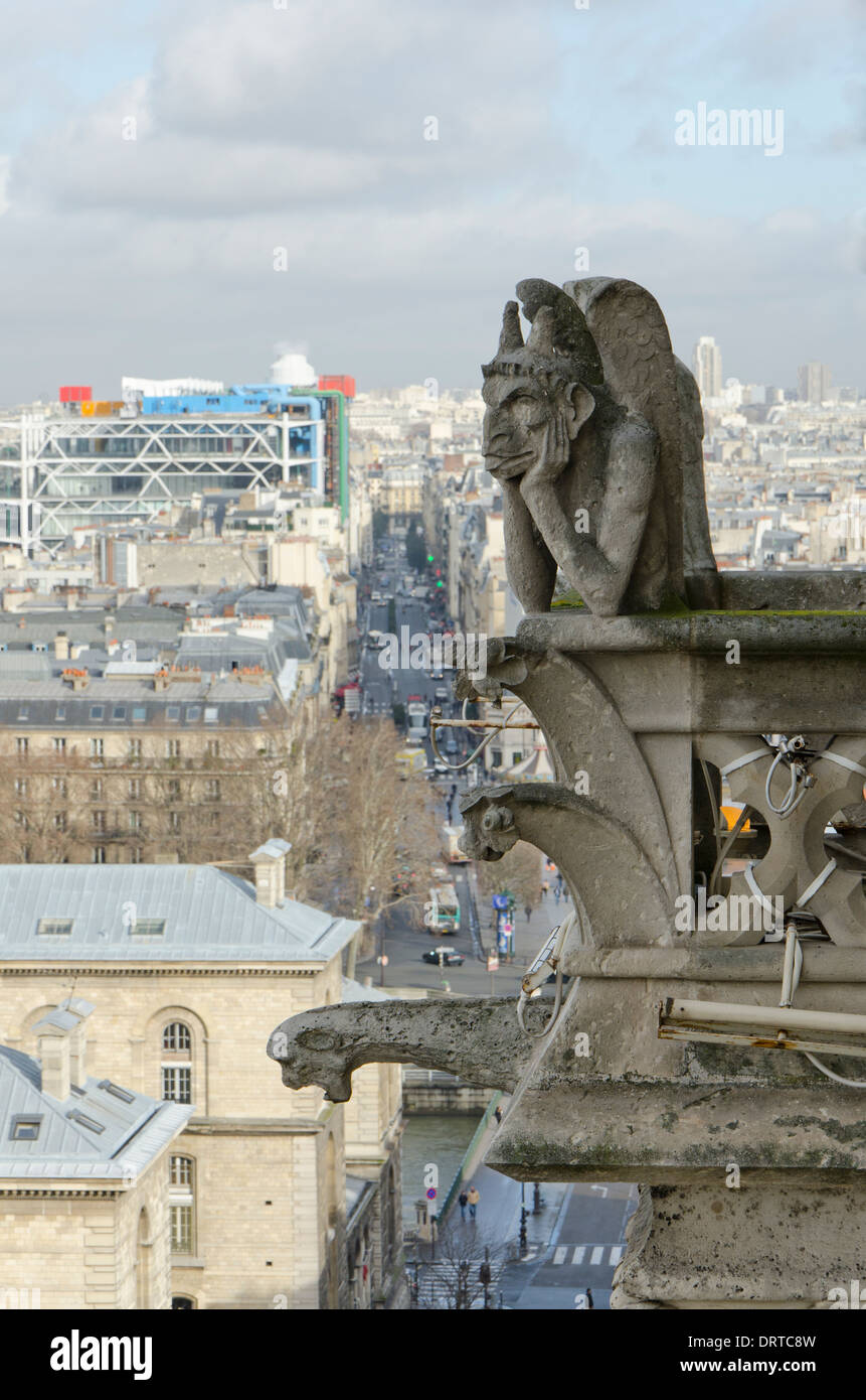 Gargoyle Stryga sur la façade occidentale de la cathédrale Notre-Dame avec au Centre Pompidou à Paris, l'arrière-plan. La France. Banque D'Images