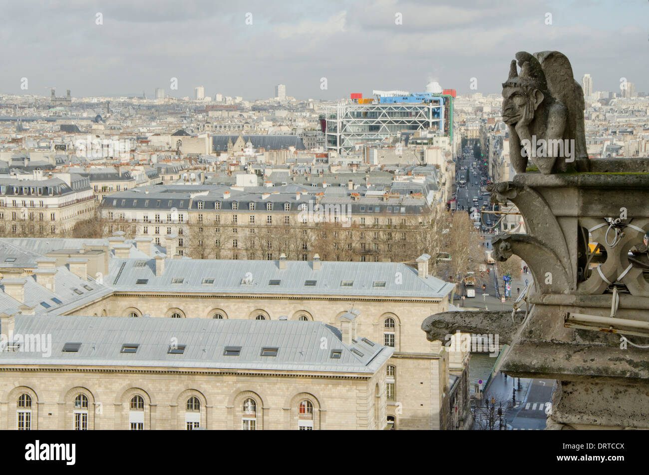 Gargoyle Stryga sur la façade occidentale de la cathédrale Notre-Dame avec au Centre Pompidou à Paris, l'arrière-plan. La France. Banque D'Images