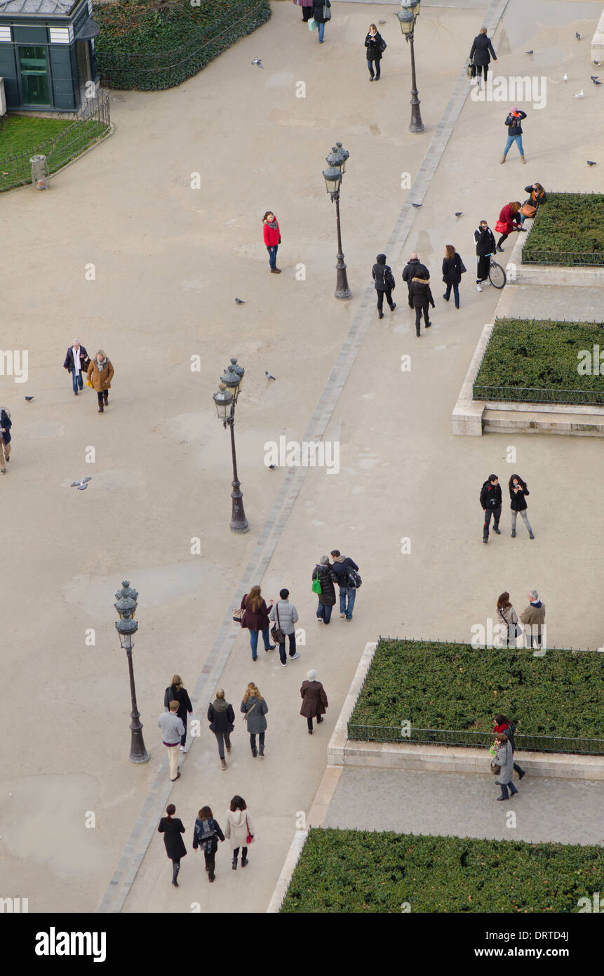 Vue d'oiseau des piétons au Square Jean Paul II, en face de la Cathédrale Notre Dame, Paris, France Banque D'Images