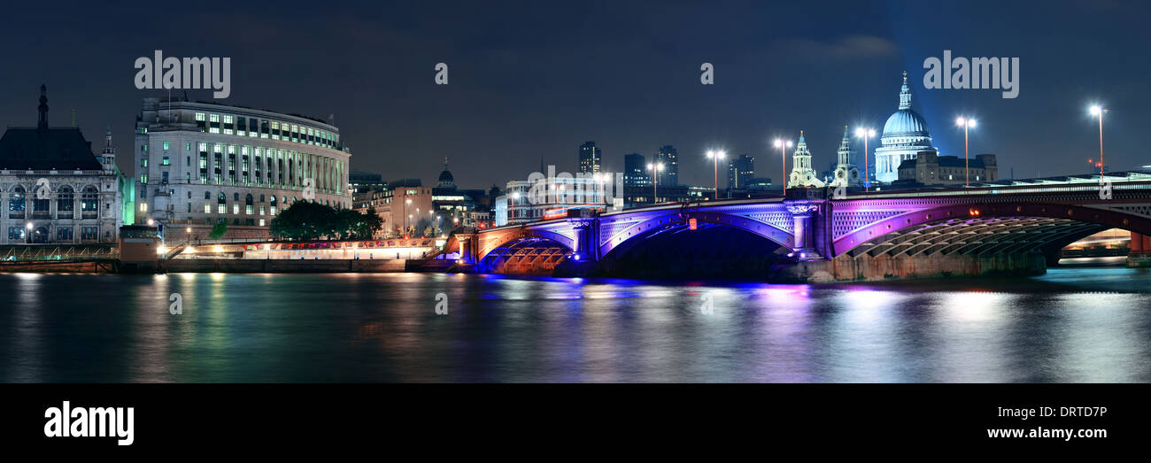 Blackfriars Bridge et Cathédrale St Paul à Londres la nuit. Banque D'Images