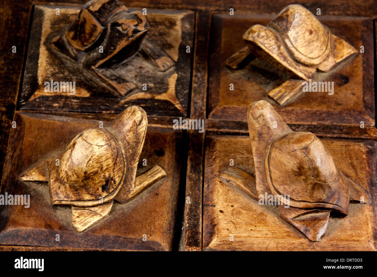 Quatre tortues en bois sculpté à la main sur le couvercle de boîte de bijoux Banque D'Images