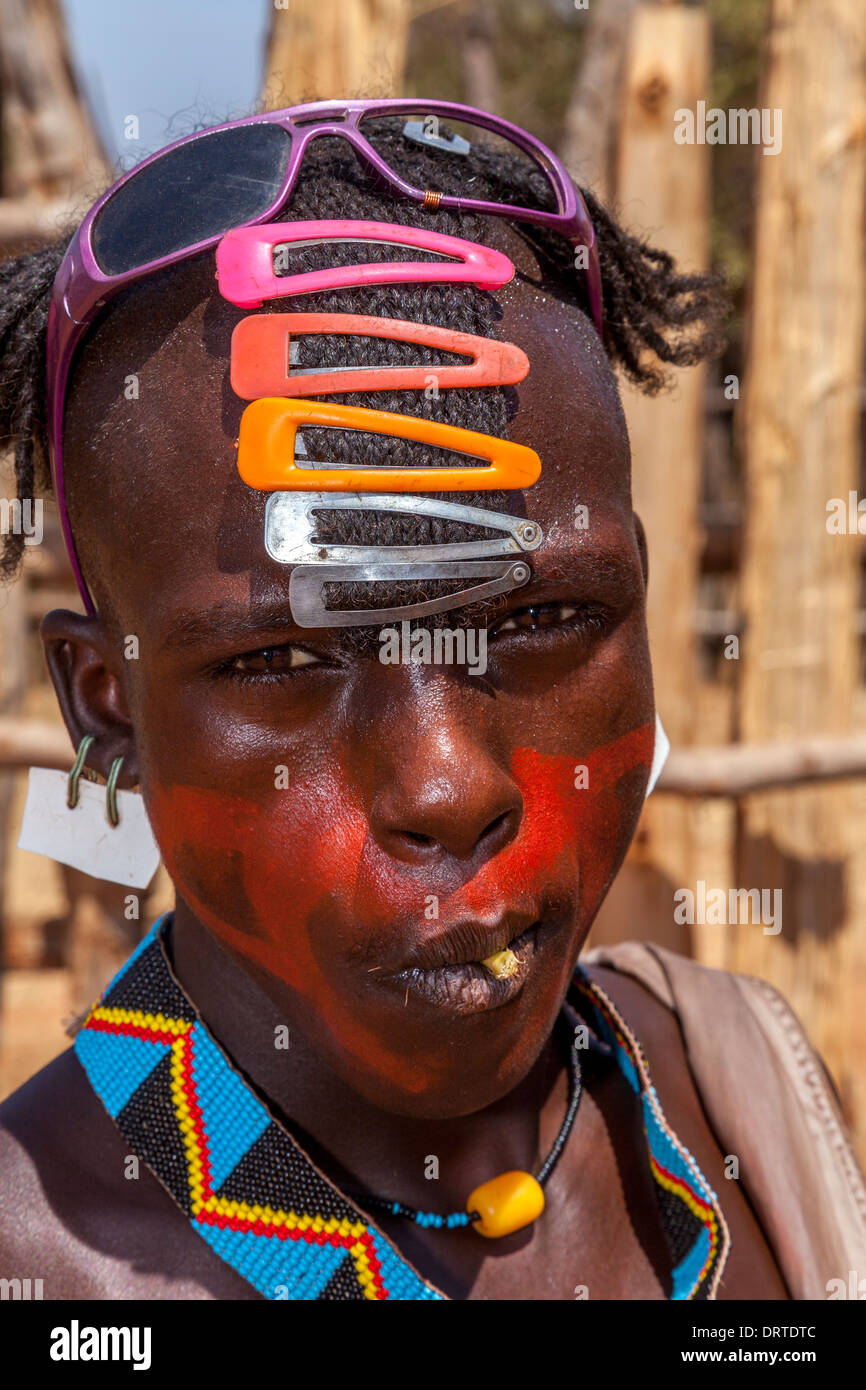 Portrait d'un jeune homme de la tribu Banna au marché de l'élevage jeudi à Key Afar, vallée de l'Omo, Ethiopie Banque D'Images