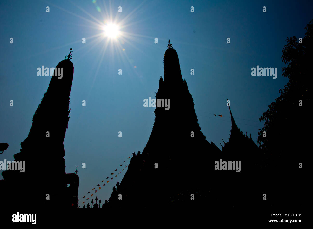 Silhouette de Pagoda et soleil Banque D'Images