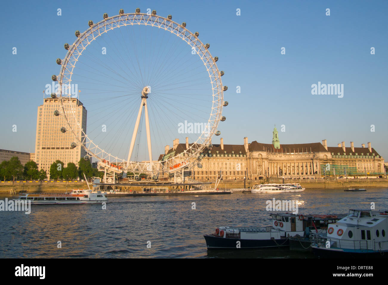 London Eye et London County Hall par la Tamise, Londres, Angleterre Banque D'Images