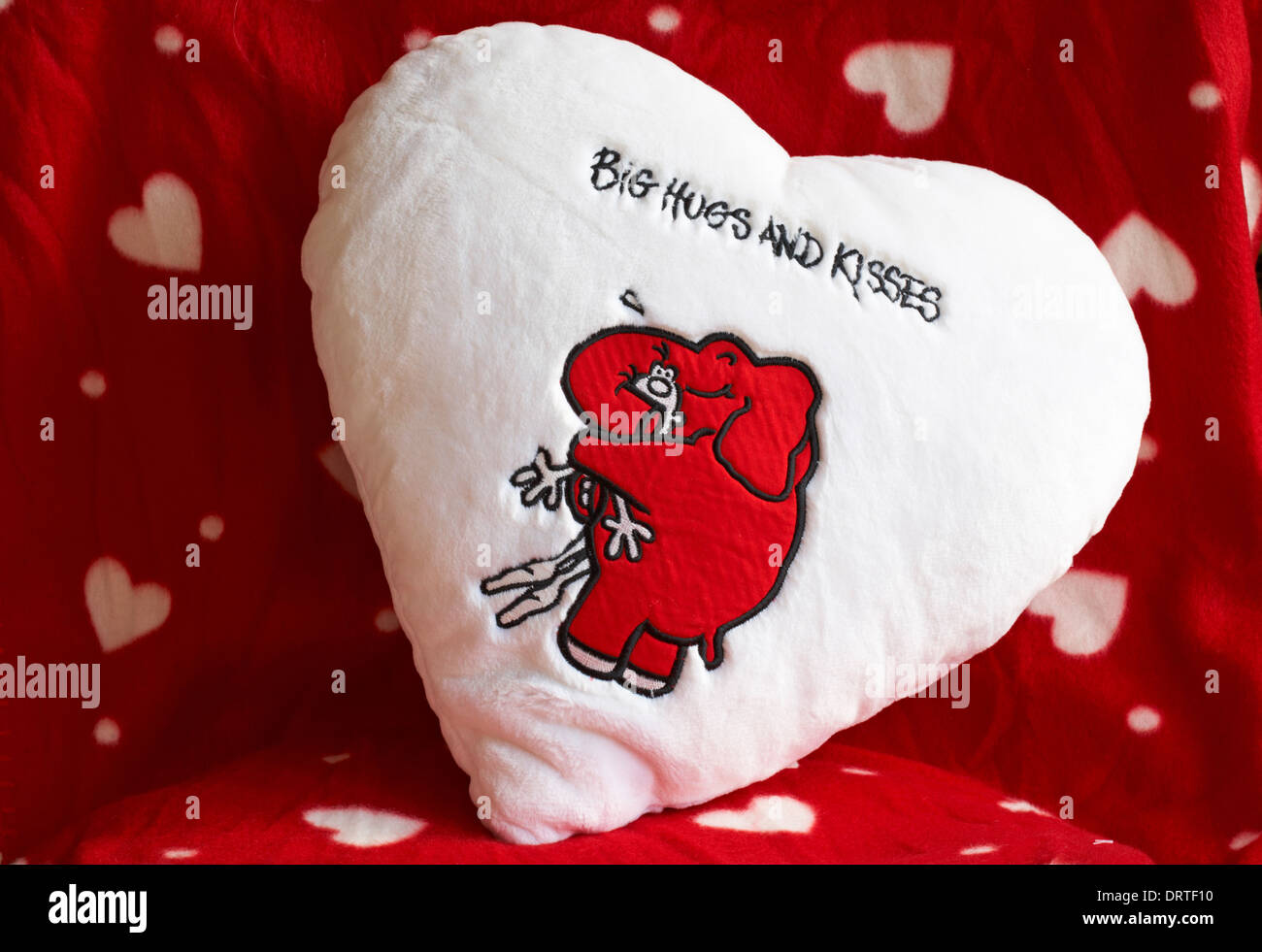 Gros Bisous Et Embrasse L Ensemble Du Coussin Sur Le Rouge Et Blanc Hearts Photo Stock Alamy Gros Bisous Et Embrasse L Ensemble Du Coussin Sur Le Rouge Et Blanc Hearts Photo Stock Alamy